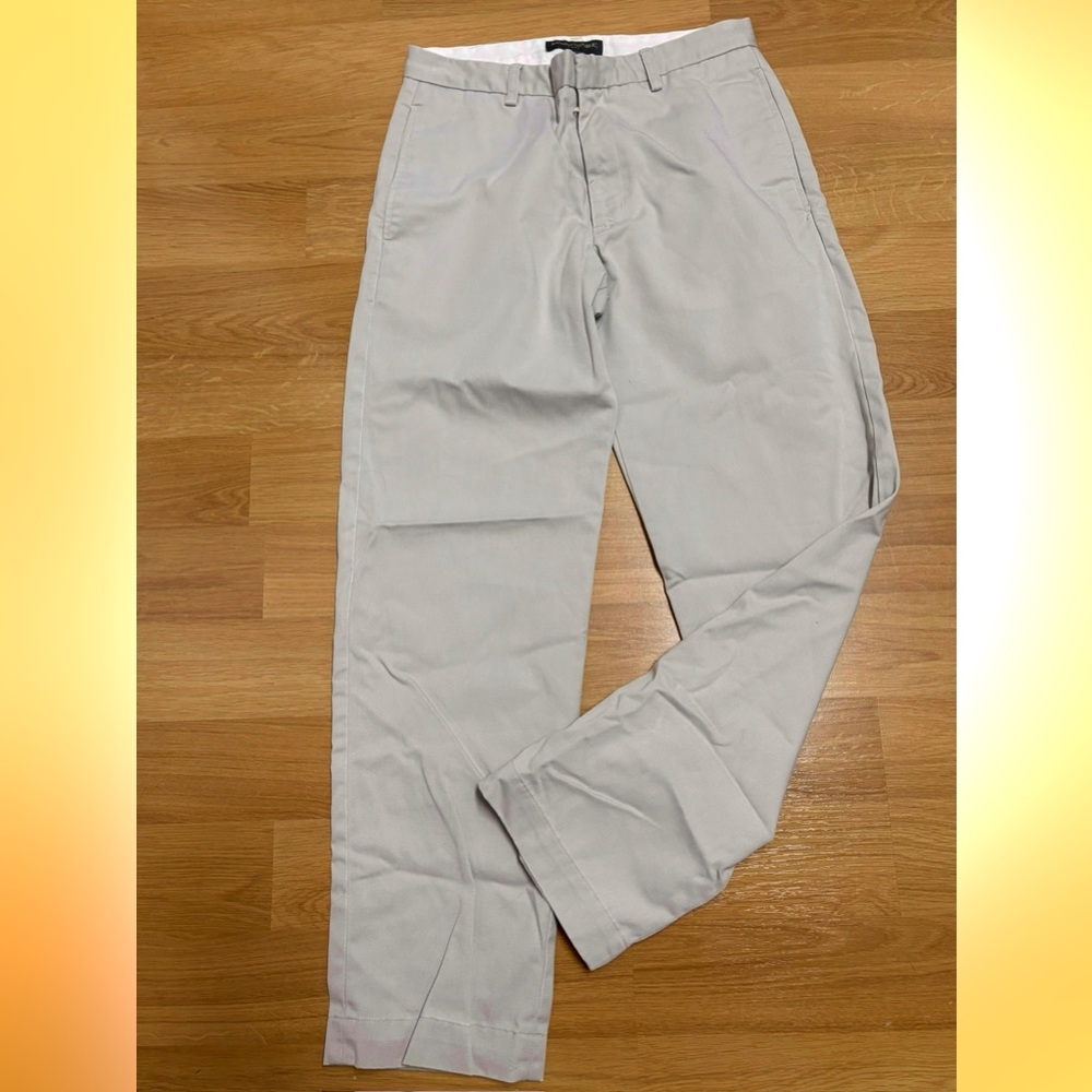 Banana Republic men’s khaki pants size 31x32. Great condition.